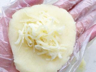 17、土豆泥芝士饼,放入少许芝士