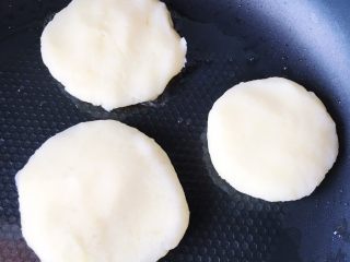 20、土豆泥芝士饼,小火慢煎至金黄