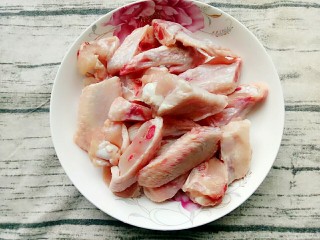 2、炸鸡翅,五只鸡翅剁小块（方便宝宝一会拿手上吃）