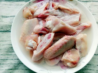 3、炸鸡翅,剁小的鸡翅块用开水泡一下