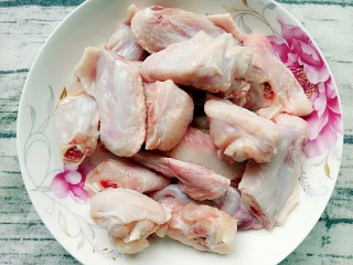 4、炸鸡翅,泡好开水再清洗一下