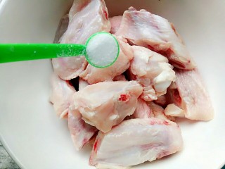 5、炸鸡翅,清洗好的鸡翅加入一勺盐