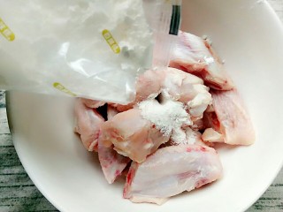 6、炸鸡翅,再加入鸡翅粉