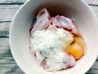 7、炸鸡翅,最后打入一个鸡蛋