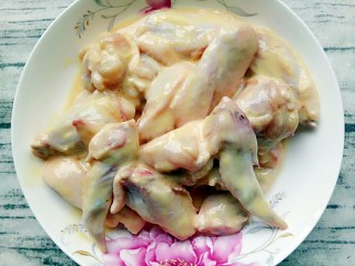 8、炸鸡翅,将鸡翅粉，盐，鸡蛋和鸡翅搅拌均匀