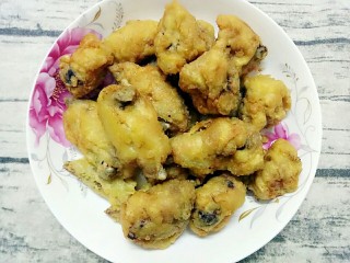 11、炸鸡翅,炸好装盘子