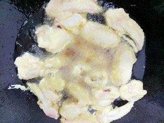 9、炸鸡翅,锅里热油放入鸡翅炸（油要热了在放进去，要不然很容易黏锅）