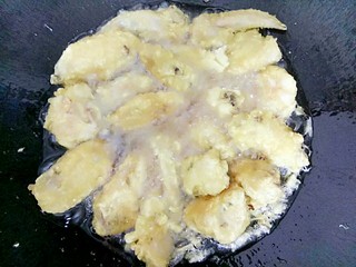 10、炸鸡翅,炸一会再翻另一面炸到两面金黄