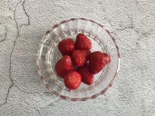 1、草莓溶豆,准备几个新鲜的草莓，洗净去蒂