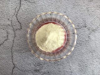 4、草莓溶豆,草莓汁中加入25g的奶粉