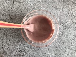 5、草莓溶豆,搅拌均匀备用