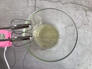 6、草莓溶豆,蛋清蛋黄分离，取两个蛋清，滴几滴柠檬汁开始打发