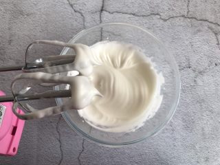 8、草莓溶豆,打至出现小尖角，纹路清晰即可