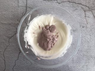 9、草莓溶豆,将草莓奶糊倒入打好的蛋清糊中，上下翻拌均匀