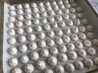 11、草莓溶豆,挤入烤盘中，放入提前预热好的烤箱上下火100度烤1小时左右