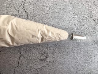 10、草莓溶豆,装入裱花袋中