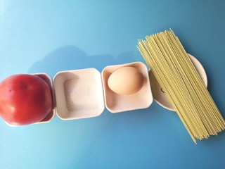 1、#宝宝辅食#西红柿鸡蛋拌面,食材准备好，来个集体照