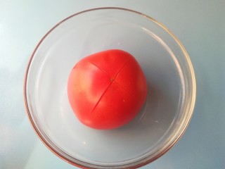 2、#宝宝辅食#西红柿鸡蛋拌面,西红柿背部切十字