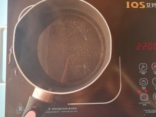 7、#宝宝辅食#西红柿鸡蛋拌面,起锅煮水