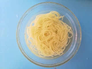 9、#宝宝辅食#西红柿鸡蛋拌面,将煮好的面条放入40度温水中浸泡，防止黏连