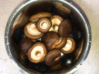 2、产后宜食 油菜香菇馅饼,洗净香菇