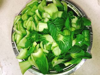 3、产后宜食 油菜香菇馅饼,洗净油菜