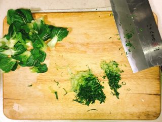 4、产后宜食 油菜香菇馅饼,将油菜切碎、香菇切碎