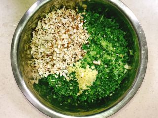5、产后宜食 油菜香菇馅饼,将香菇丁，油菜末，姜末搅拌均匀