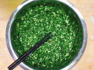 6、产后宜食 油菜香菇馅饼,搅拌后放入少量盐