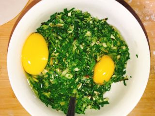 7、产后宜食 油菜香菇馅饼,每个馅饼单独调馅，取一个空碗放入一个馅饼的馅料打入两个鸡蛋