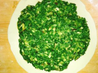 8、产后宜食 油菜香菇馅饼,面团擀成薄饼。每个馅饼用两张薄饼，将调好的馅料平铺在一张薄饼上，再覆盖另一张薄饼。