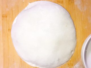 11、产后宜食 油菜香菇馅饼,切好的馅饼，准备下锅。