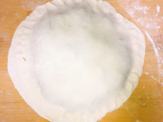 9、产后宜食 油菜香菇馅饼,压实两张薄饼周围