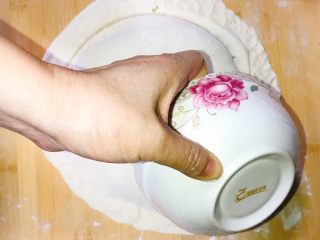 10、产后宜食 油菜香菇馅饼,取一空碗沿馅饼边缘旋转，切下多余面皮