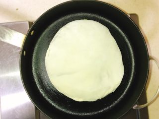 12、产后宜食 油菜香菇馅饼,锅中倒入少许橄榄油，小火烙约10分钟即可