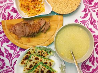 15、产后宜食 油菜香菇馅饼,附上一张我的晚餐照片，简直香极了????