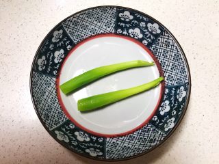 3、宝宝健康食谱  迷你小寿司,给莴笋削皮