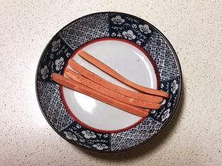 6、宝宝健康食谱  迷你小寿司,把火腿肠切成4条