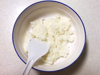 8、宝宝健康食谱  迷你小寿司,把米饭倒入大碗中打散