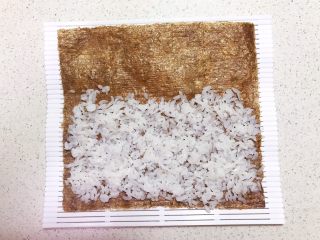 14、宝宝健康食谱  迷你小寿司,在紫菜上面均匀的铺上一层薄薄的米饭，做小寿司米饭只铺半个紫菜就可以