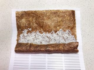 17、宝宝健康食谱  迷你小寿司,把紫菜卷起来