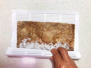 18、宝宝健康食谱  迷你小寿司,尽量卷得紧实点，紫菜边缘抹点凉开水即可粘上