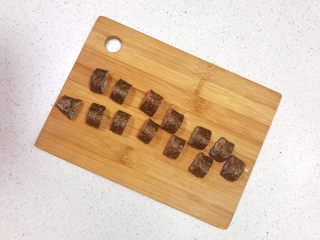 20、宝宝健康食谱  迷你小寿司,把紫菜卷切成小段