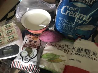 1、紫薯糯米糍,用温水冲250g奶粉（可用其它牛奶代替）放糖一起溶解