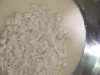 2、紫薯糯米糍,倒入40g淀粉与牛奶一起搅拌