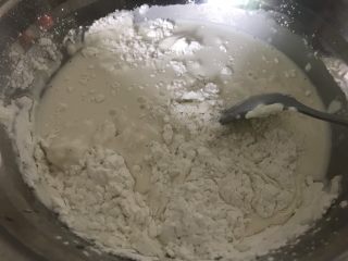 3、紫薯糯米糍,再加入150g糯米粉，搅拌
