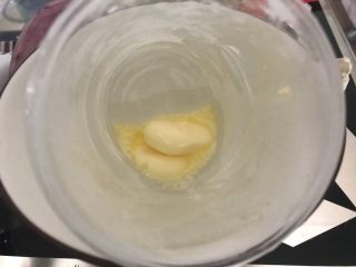 4、紫薯糯米糍,搅拌糯米粉时用隔水隔热融黄油