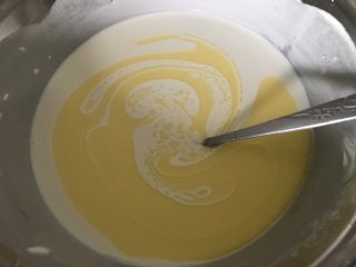 5、紫薯糯米糍,糯米粉搅拌到无颗粒状态，黄油溶成液体倒入搅拌好的糯米粉