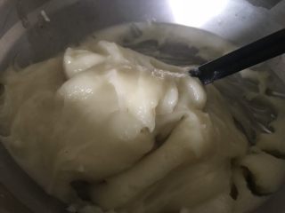 6、紫薯糯米糍,隔水蒸熟，水开后放锅里蒸15分钟左右，用筷子迅速搅拌，如图