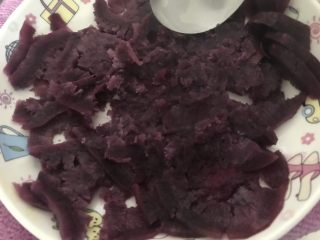 7、紫薯糯米糍,提前讲紫薯切小块放电饭锅里蒸20分钟，蒸糯米粉时刚好紫薯熟了将它碾碎